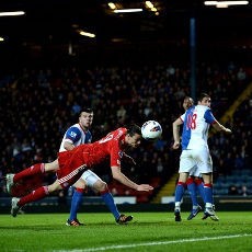 Carroll Bawa Liverpool Raih Kemenangan