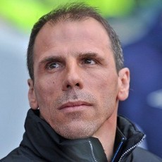 Zola Impikan Latih Chelsea