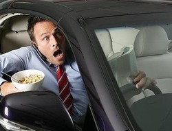 Makan Sembari Nyetir Lebih Bahaya dari Mabuk dan Telepon