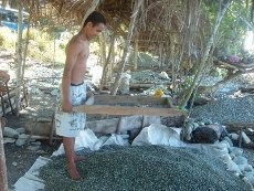 Serunya Mendulang Batu Hijau di Penggajawa, Flores