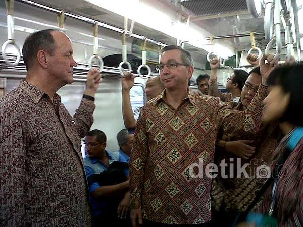 Dubes AS Naik KRL ke Bekasi