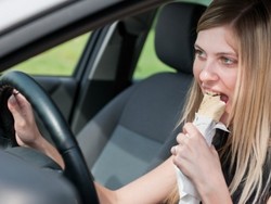 Nyetir Sambil Makan Lebih Fatal Daripada Sambil Nelepon