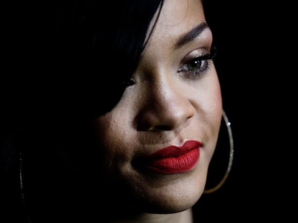 Bibir Merah Rihanna 