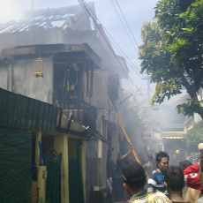 Dua Rumah di Jalan Dupak Timur Terbakar