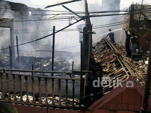 Api Lalap Dua Rumah di Jalan Dupak Timur