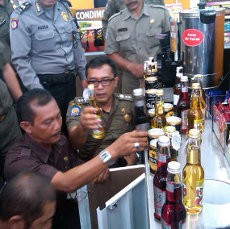 Satpol PP Sita 176 Botol Miras di Circle K Braga