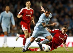 Carlos Tevez melakukan serangan ke gawang West Bromwich Albion. Reuters/Darren Staples.