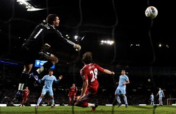 Carlos Tevez menambah keunggulan untuk Manchester City di menit ke-61. Getty Images/Laurence Griffiths.
