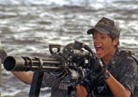 Rihanna si Ahli Senjata Bertempur dengan Alien 