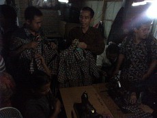 Jokowi Yakin Raup Dana Banyak dari Jualan Kemeja Kotak-kotak