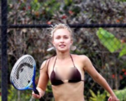 Hayden Panettiere Main Tenis Pakai Bikini