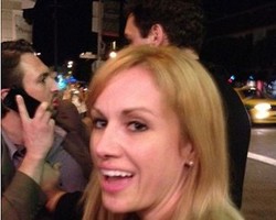 Bam! Wanita Ini Tonjok Pria yang Injak Sepatu Loubutinnya