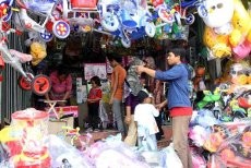 Seru! Belanja Mainan Murah Bareng si Kecil di Pasar Gembrong