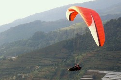 Wus! Terbang Bebas dengan Paralayang di Puncak, Bogor