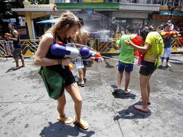 Crott..Asyiknya Bermain Pistol Air di Bangkok