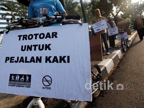 Foke Diminta Kembalikan Fungsi Trotoar