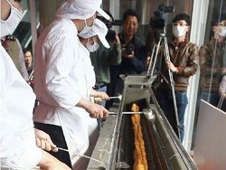 Rekor Cakwe Terpanjang di Dunia Dipecahkan di Cina