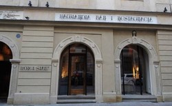 Platini Kritik Melonjaknya Tarif Hotel di Ukraina