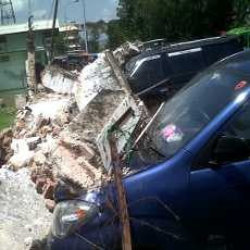 Bruuuk! Pagar Tembok Stadion Diponegoro Timpa 7 Mobil