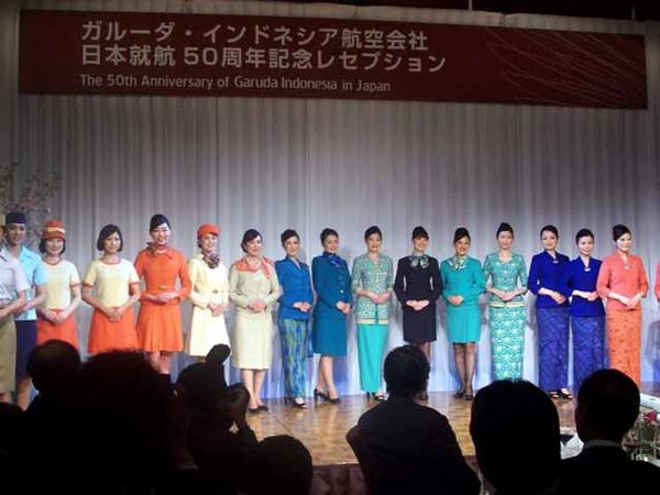 Lenggak-Lenggok Pramugari Garuda Indonesia