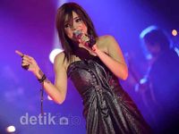 Dewi Sandra Tampil All Out di Panggung Rock