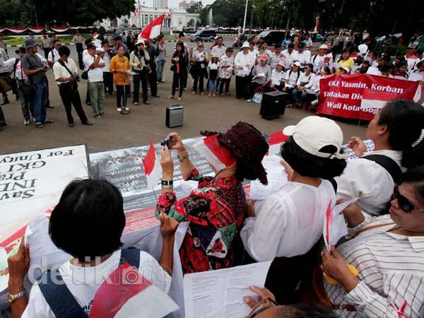 Diusir dari Gereja, Umat Kristiani Beribadah di Istana