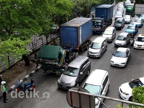 2 Truk Kontainer Mogok, Grogol Padat