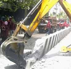 Separator Eks Kantor Konjen AS Dibongkar, Jalan Dr Sutomo Ditutup