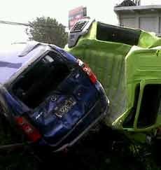 Kabin Tidak Terkunci, Truk Seruduk Avanza