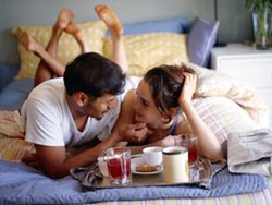 Sarapan Romantis di Ranjang Memicu Gairah Cinta