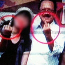 Wah! Foto Foke Acungkan Jari Tengah Heboh di Twitter