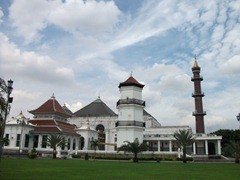 Ganggu Lalin, PKL di Palembang Dilarang Beroperasi di Masjid Agung