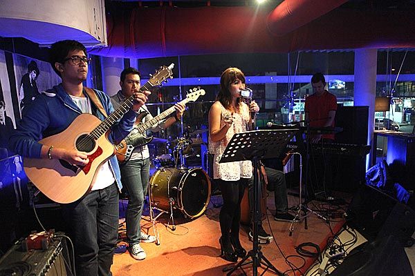 Imela Kei, HiVi!, Matthew Sayersz, Abdul and the Coffee Theory di Release Party edisi April 2012