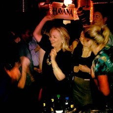 Hillary Clinton Berdansa & Minum Bir di Kelab Malam Kolombia