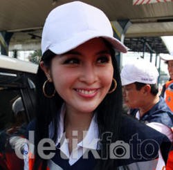 Si Cantik Sandra Dewi Jualan Kartu Tol