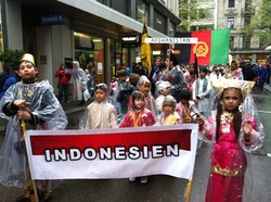 Lucunya Anak Indonesia Dalam Pawai Sechselaueten di Swiss
