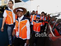 Pakai Caping, Dahlan Iskan Tawarkan e-Toll Card