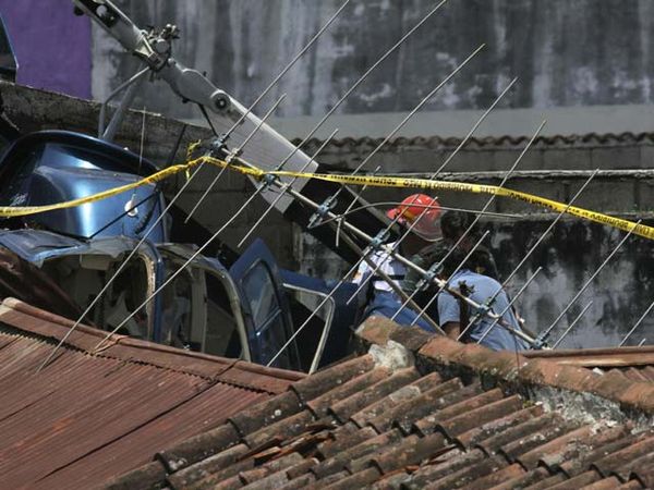 Ups..Heli Nyungsep di Rumah Warga