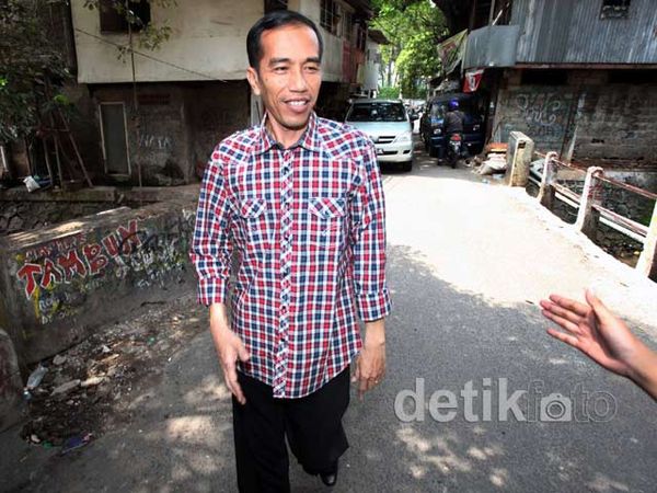 Terjebak Macet, Jokowi Jalan Kaki ke Markas Slank