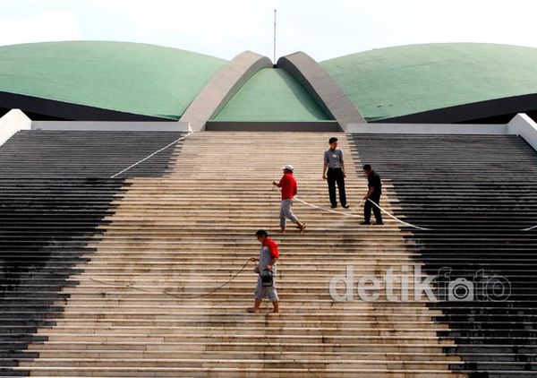 Masa Reses, Gedung DPR Dibersihkan