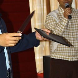 Uji Kekuatan Layar Gorilla, Tablet Bunaken Disayat Pisau