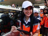Si Cantik Sandra Dewi Jualan Kartu Tol