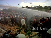 Water Canon Bubarkan Demo Lumpur Lapindo