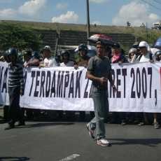 Korban Lumpur Lapindo Blokir Jalan Raya Porong Lama
