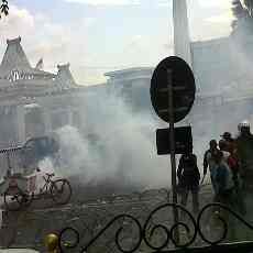 Diberi Tembakan Gas Air Mata, Ibu dan Anak-anak Korban Lumpur Menangis