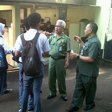 Guru Hadang Pelajar Pembawa Ponsel