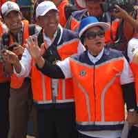 Dahlan Iskan Jualan e-Toll Card Bareng Istri 