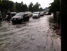 Jl Dr Soetomo Pasar Baru Tergenang Sebetis, Lalu Lintas Merayap