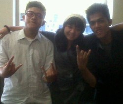 Foto Foke Acungkan Jari, Anak Band: Jari Tengah Simbol Band Kami