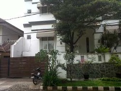 Siti Fadilah Tersangka, Rumahnya di Pondok Kelapa Sepi 